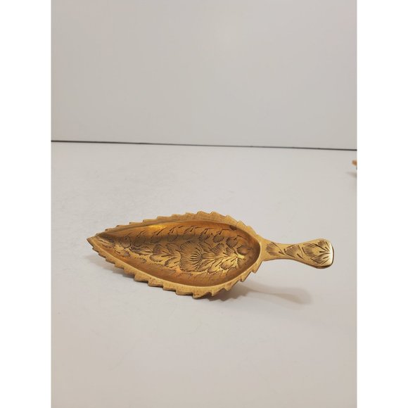 Solid brass vintage floral / flower / plant leaf design tray / ashtray|| India - Picture 8 of 10